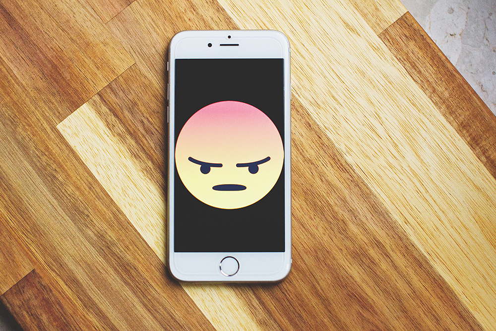 smartphones manufacturers issues gps tracking notifications